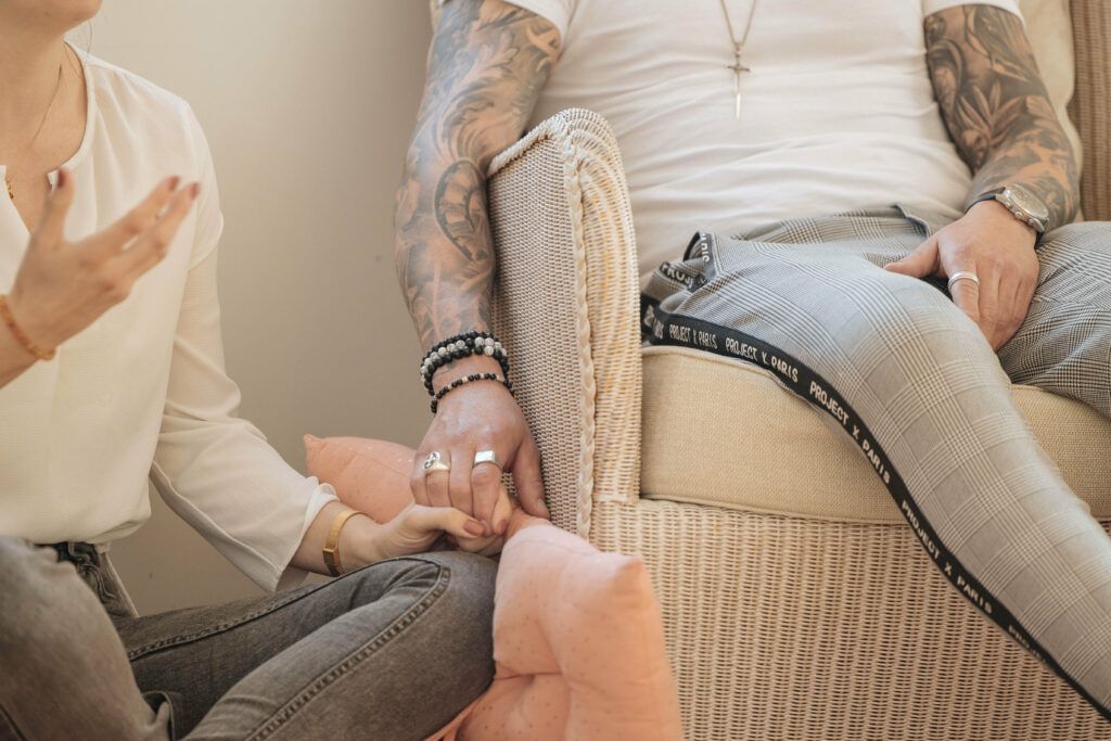 Accompagnement du couple : quand l’engagement devient un chemin de conscience – Rencontre avec Krystel 1 Accompagnement du couple en séance, geste de soutien et présence bienveillante pour sécuriser le lien et la relation