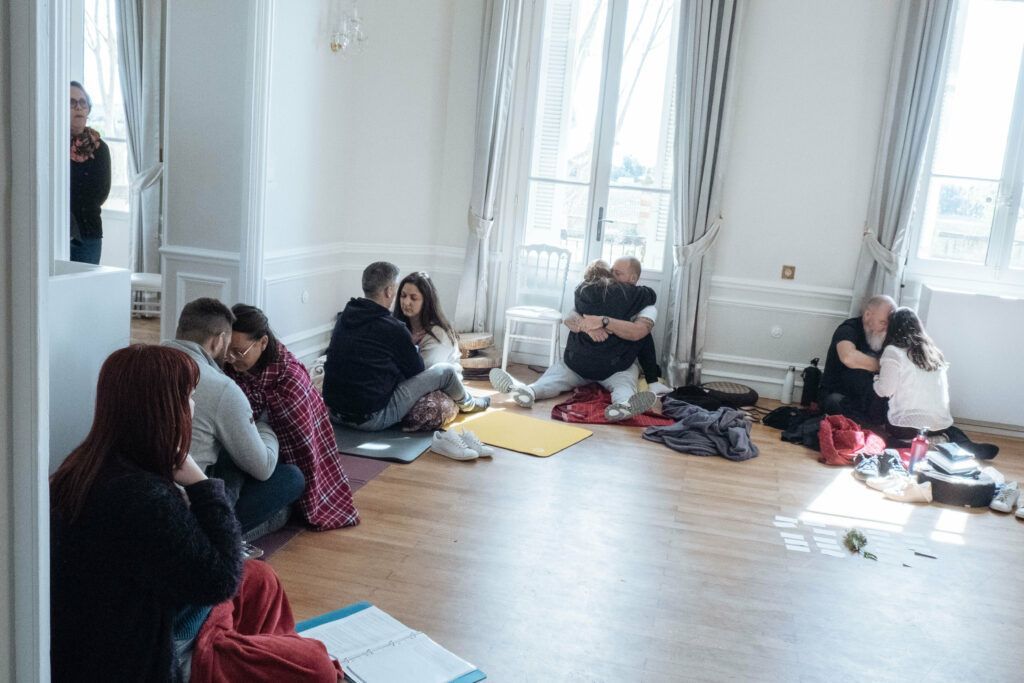 Accompagnement du couple : quand l’engagement devient un chemin de conscience – Rencontre avec Krystel 4 Accompagnement du couple en retraite famille, travail relationnel et émotionnel dans un cadre collectif sécurisé