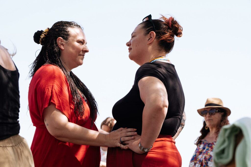 Rituel de libération de la violence lors d’un travail corporel et symbolique autour de la justice intérieure pendant une retraite HUMAN.