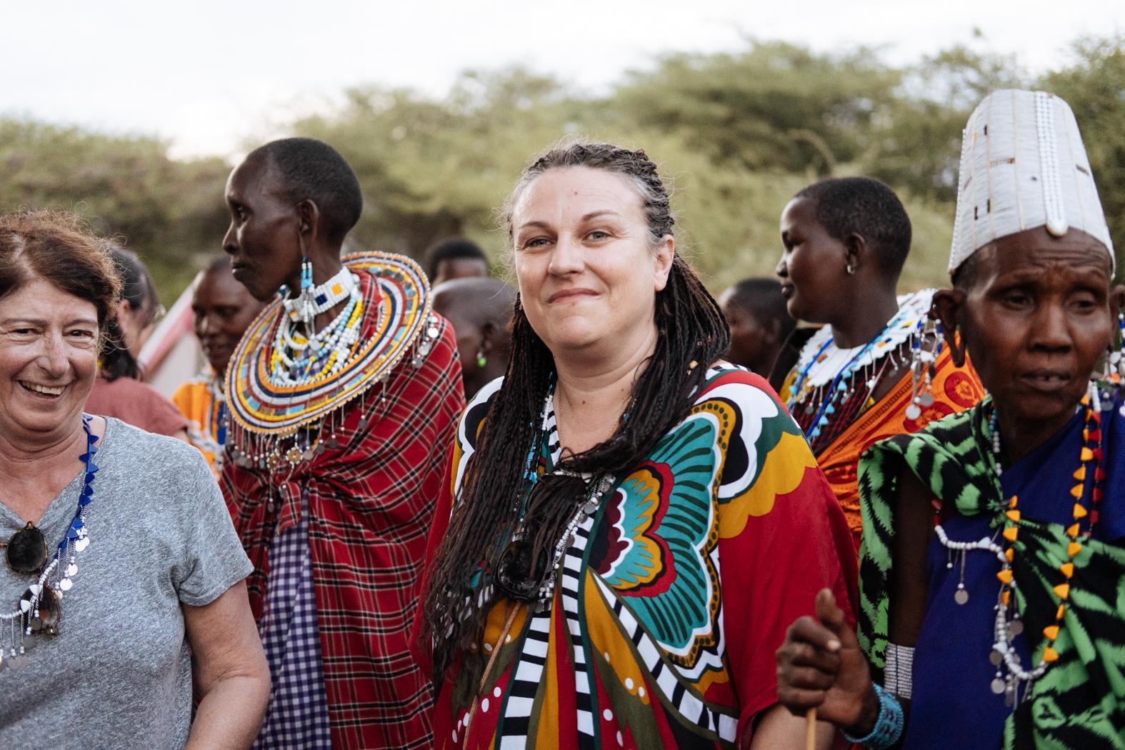 Rituel de libération de la violence et constellation d’humanité lors de la retraite HUMAN en Tanzanie, au cœur d’un cercle de femmes.