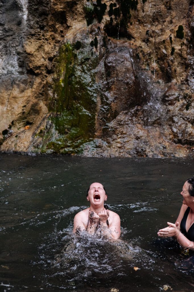 Rituel de libération de la violence à travers l’eau et le corps, libération émotionnelle et transmutation lors d’un processus thérapeutique.