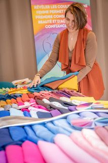 Se reconvertir en tant que femme auto-entrepreneur : le parcours de Virginie, de mère au foyer à révélatrice de lumière 1 Séance de colorimétrie avec Virginie, accompagnement en image pour femmes en reconversion professionnelle