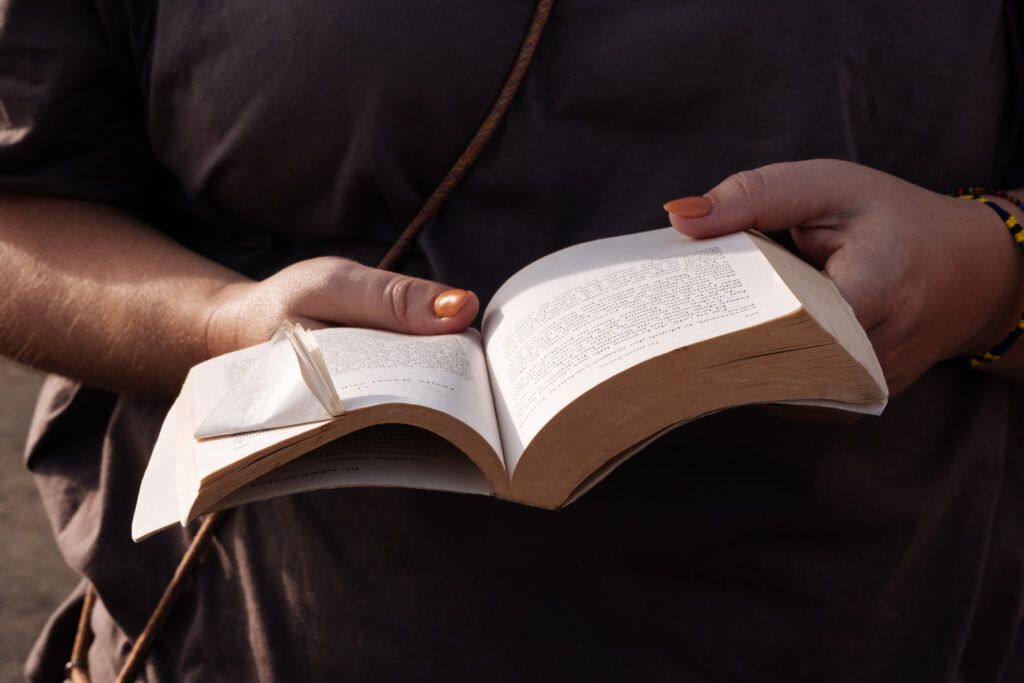 Quand ma voix mue pour redevenir ma voie | Chemin d’intégration personnelle 1 Lecture silencieuse au cœur du désert en Tanzanie, moment d’introspection sur un chemin d’intégration personnelle vécu lors d’une retraite spirituelle.