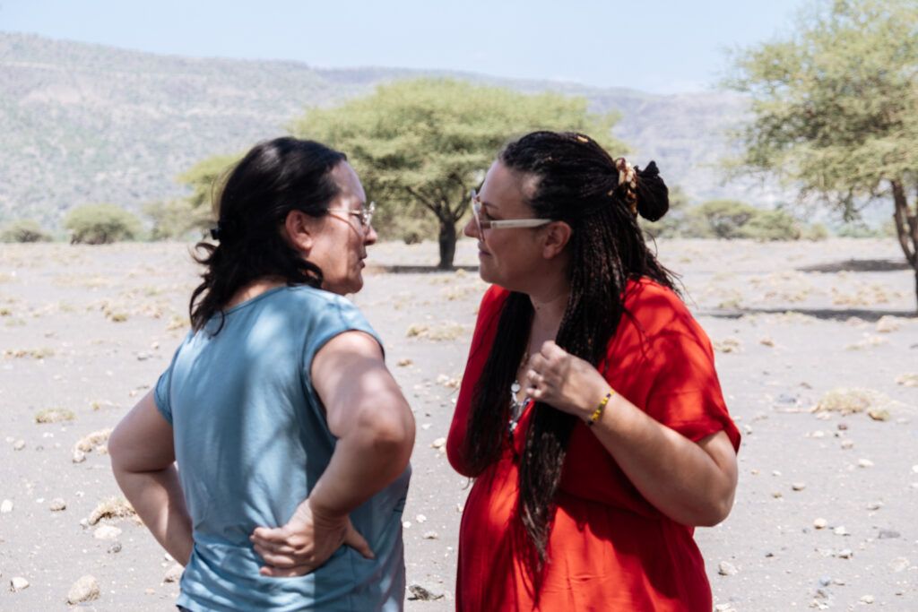 Échange entre deux femmes entrepreneures pendant un accompagnement entrepreneurial en retraite, illustrant le soutien et la transmission dans l’entrepreneuriat au féminin.