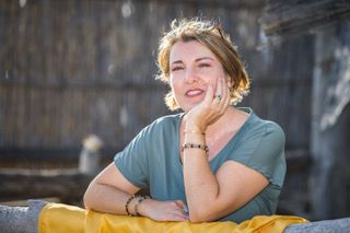 Se reconvertir en tant que femme auto-entrepreneur : le parcours de Virginie, de mère au foyer à révélatrice de lumière 4 Virginie accompagnante en image authentique aux Issambres dans le Var, spécialisée dans la reconversion et la confiance en soi des femmes