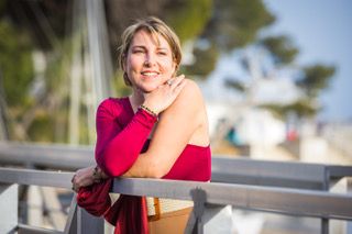 Se reconvertir en tant que femme auto-entrepreneur : le parcours de Virginie, de mère au foyer à révélatrice de lumière 3 Portrait de Virginie, femme entrepreneur accompagnant les femmes à se reconnecter à leur image et à leur identité