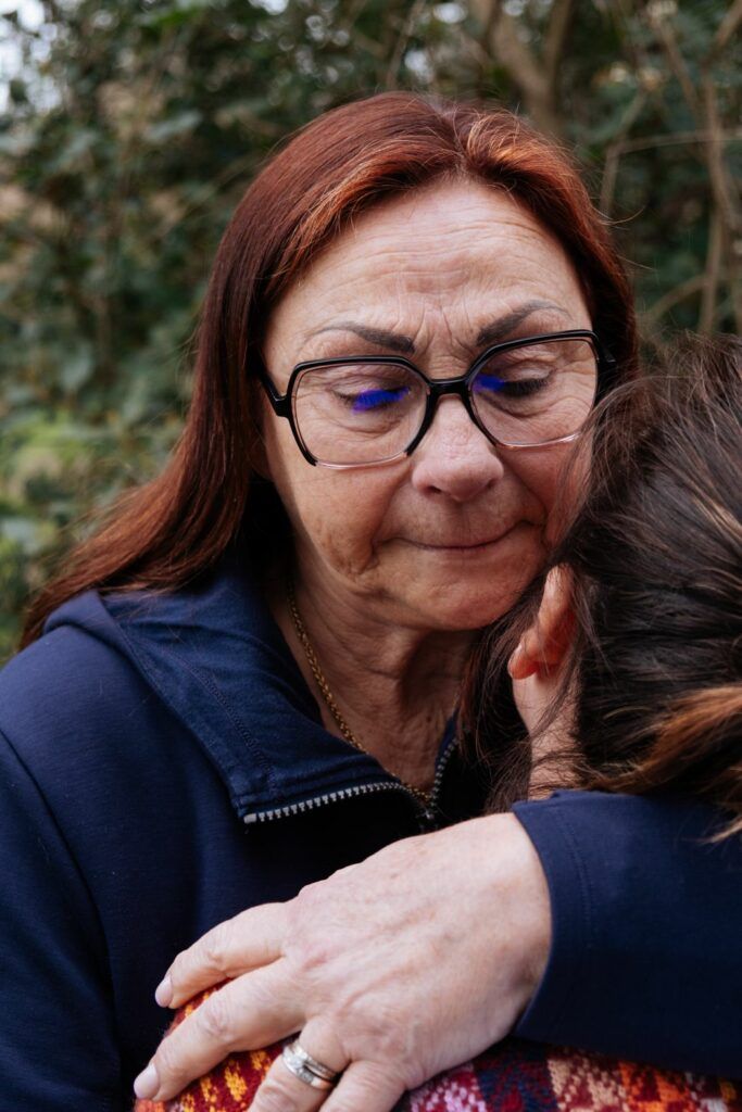 Quand la maladie entre dans une famille : ce que l’on ne voit presque jamais 4 Moment d’émotion entre une mère et sa fille pendant une retraite famille abordant les transformations des liens quand la maladie entre dans une famille.