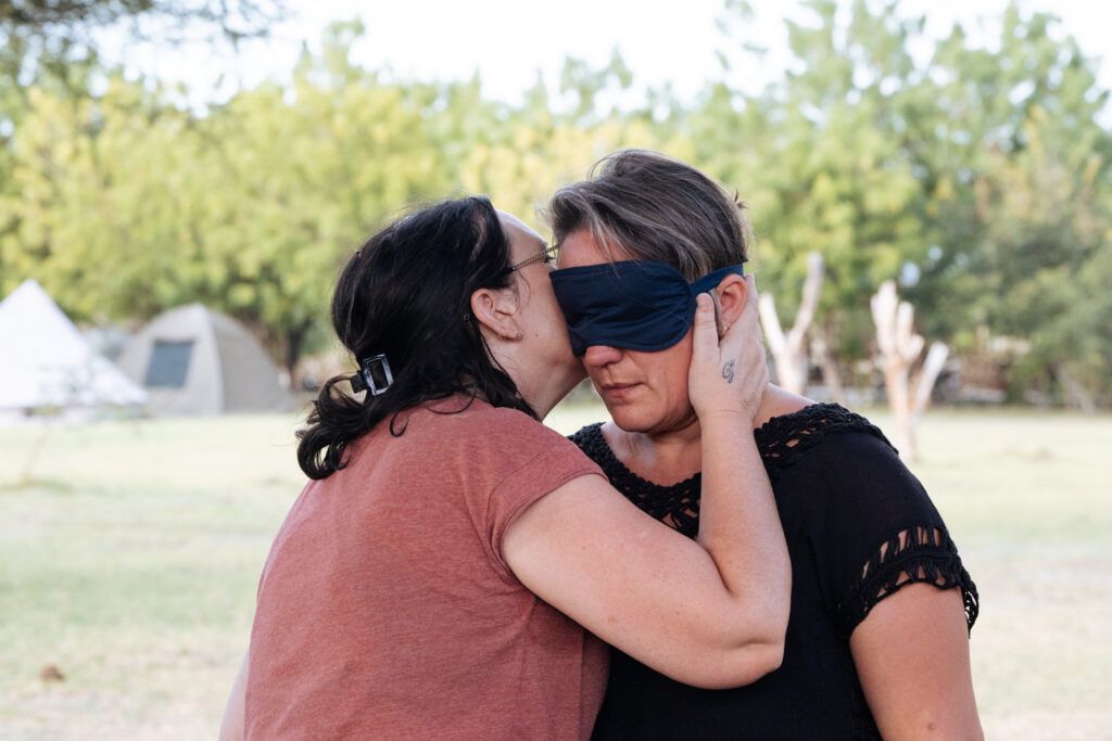 Atelier de lâcher prise pendant une retraite pour sortir de sa cage dorée et se reconnecter à ses émotions