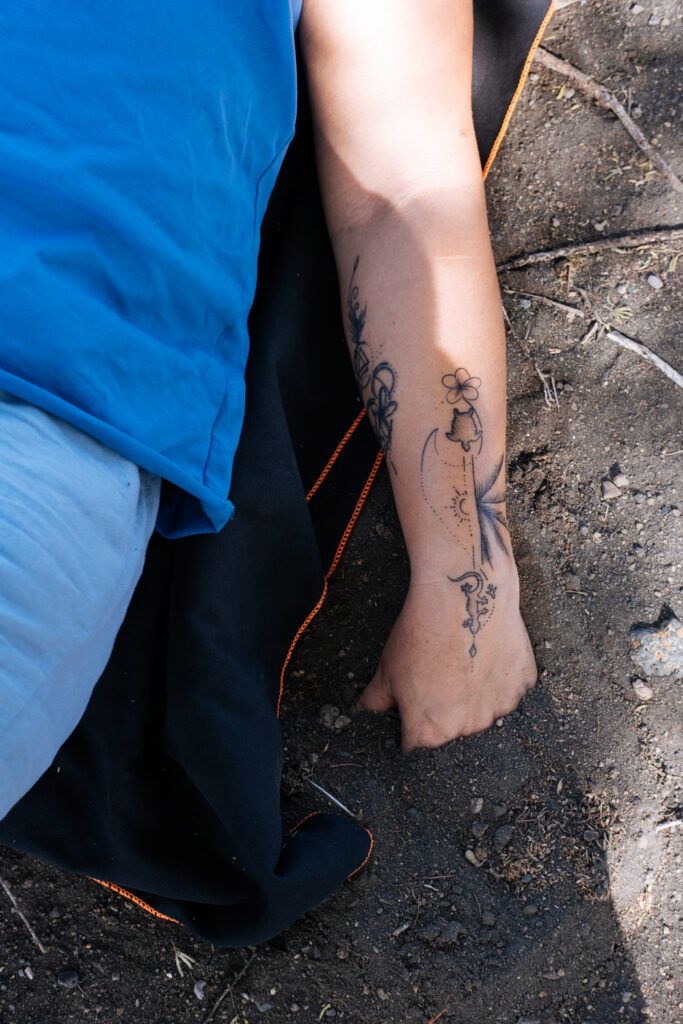 Moment d’ancrage dans le désert lors d’une retraite pour sortir de sa cage dorée et se reconnecter à soi