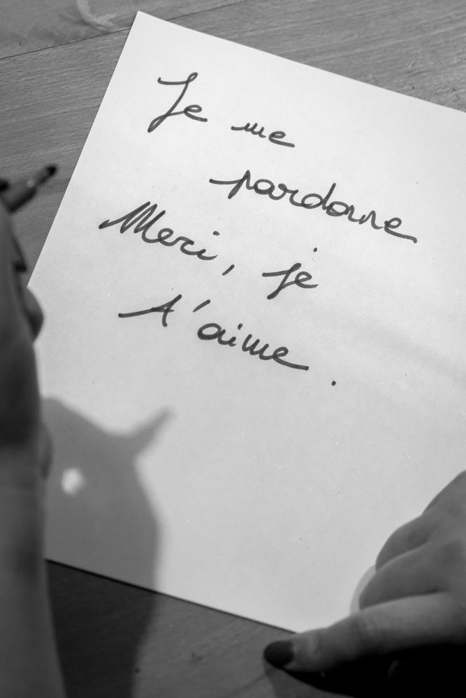 Développer notre intelligence émotionnelle : la solution pour sauver la vie ? 5 Écriture d’un message de pardon dans un rituel de transformation émotionnelle pour développer son intelligence émotionnelle