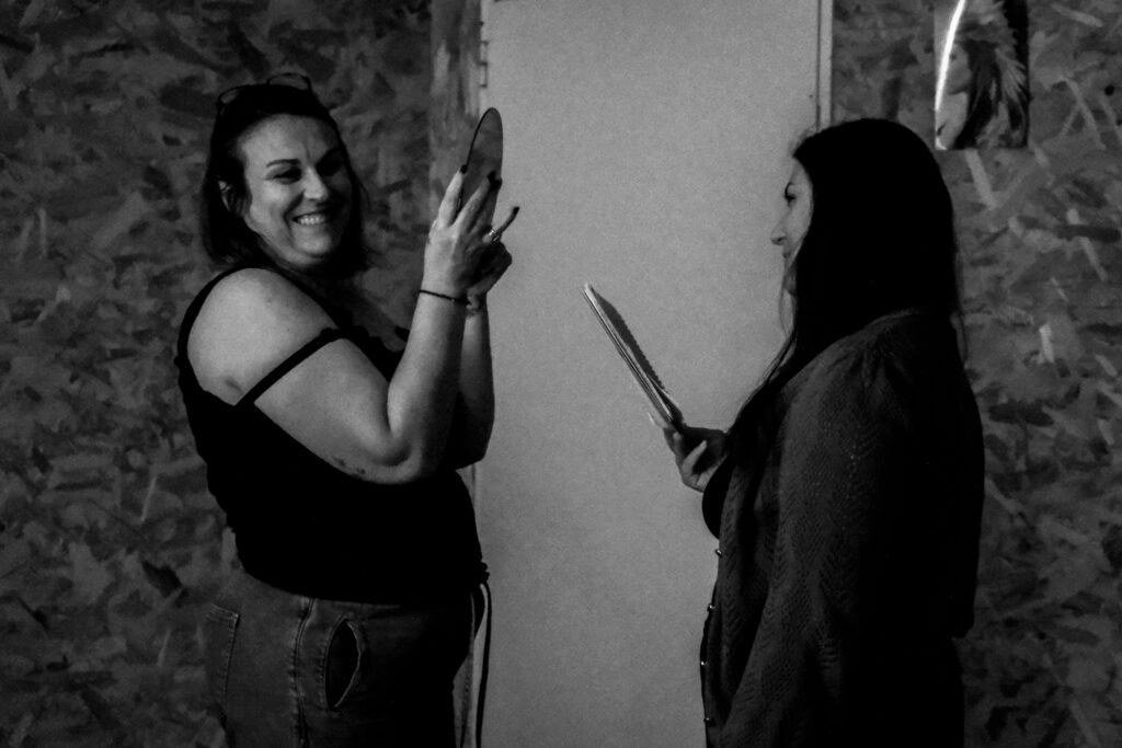 Développer notre intelligence émotionnelle : la solution pour sauver la vie ? 1 Femme exprimant une émotion avec intensité lors d’un atelier en retraite pour développer son intelligence émotionnelle