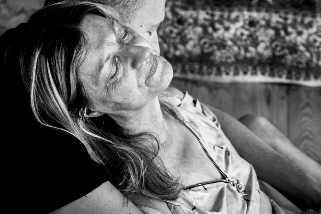 Développer notre intelligence émotionnelle : la solution pour sauver la vie ? 2 Moment de connexion profonde entre deux personnes lors d’un accompagnement en retraite pour développer son intelligence émotionnelle