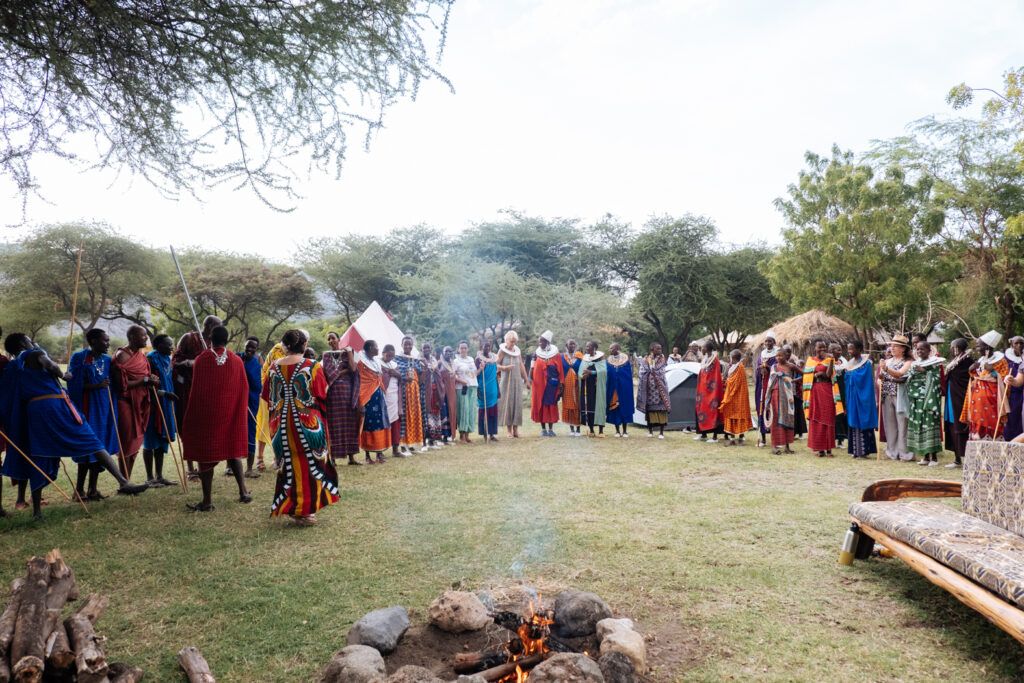 Cercle de participants et Maasaï autour du feu lors d’une retraite pour sortir de sa cage dorée en Tanzanie