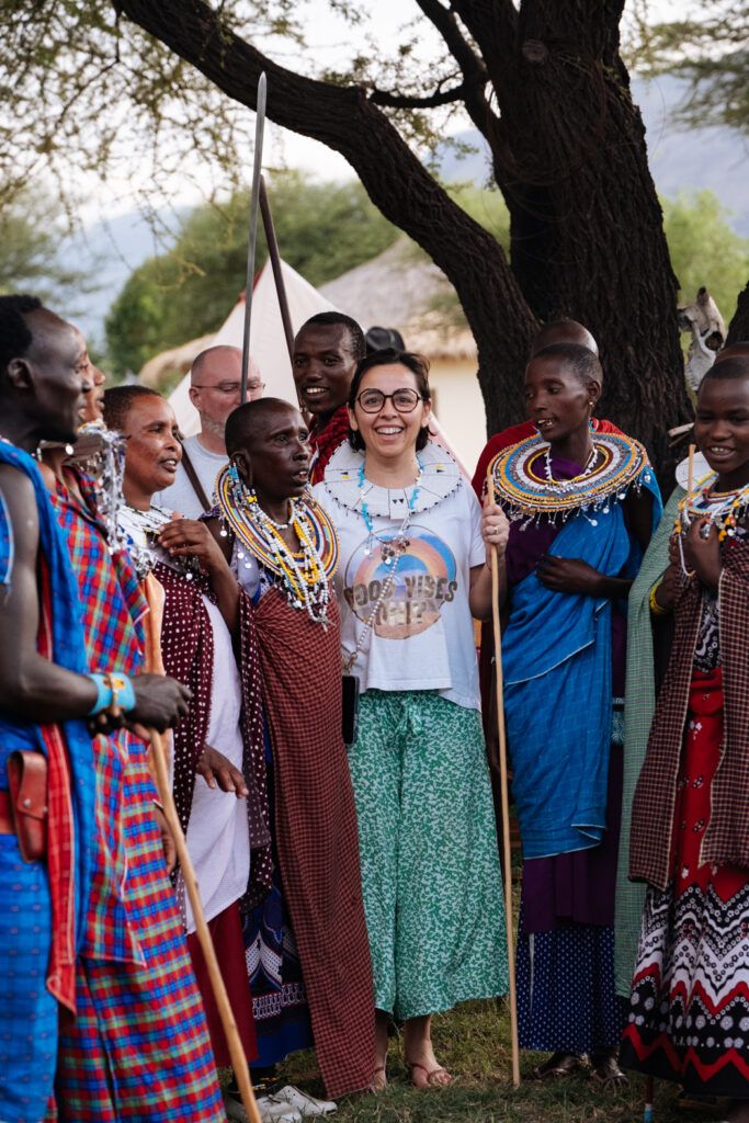 Audrey entourée de femmes Massaï pendant la retraite initiatique en Afrique HUMAN au cœur de la culture Massaï.
