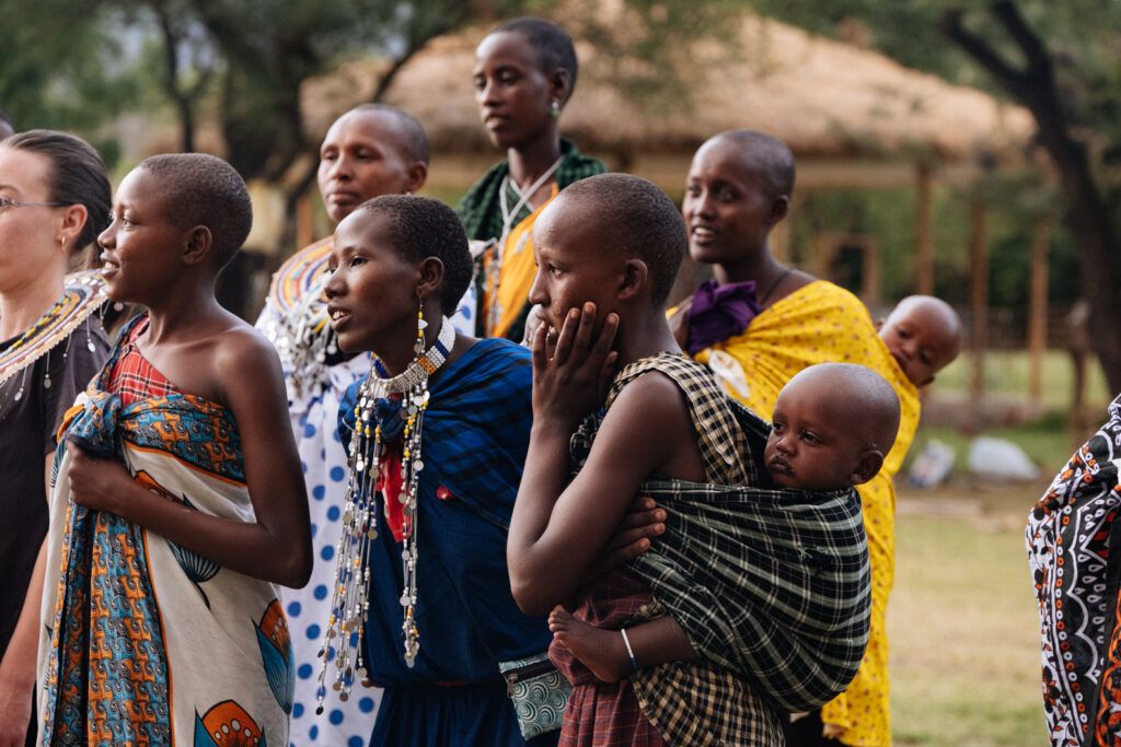 Femmes et enfants Massaï pendant une immersion humaine lors de la retraite initiatique en Afrique HUMAN.
