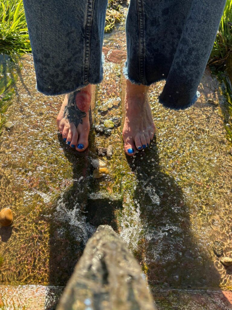Confiance en soi et entrepreneuriat féminin : "Je suis la reine de ma vie" 1 Pieds nus dans l'eau, ancrage dans la nature — symbole de la reconnexion à soi au cœur de l'entrepreneuriat féminin