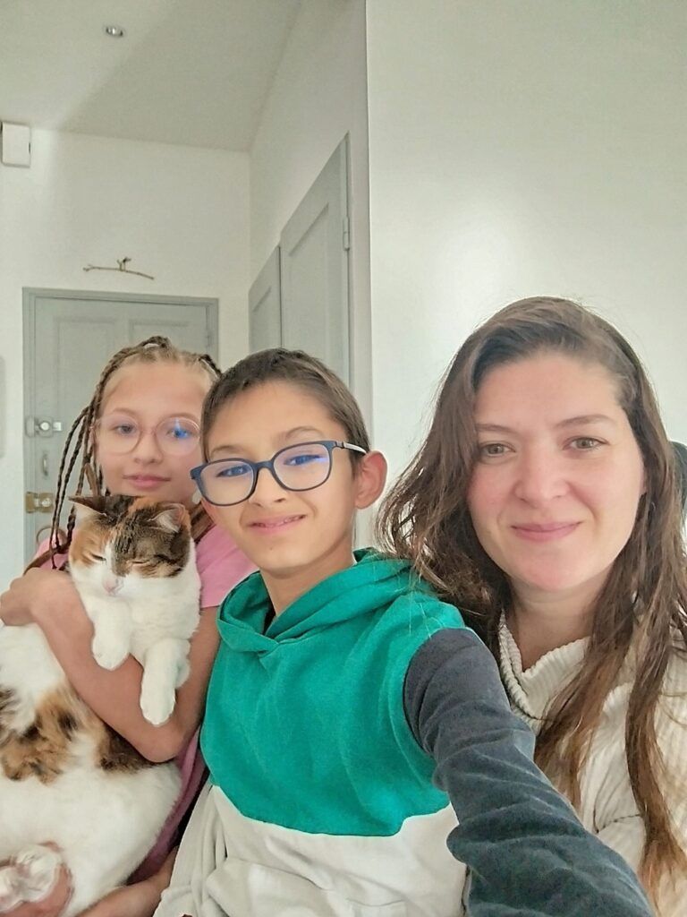 Burn-out entrepreneurial féminin : comment Marion a reconstruit son activité bien-être après l'épuisement 1 Marion Garcia, praticienne bien-être et maman solo, avec ses deux enfants — témoignage burn-out entrepreneurial féminin