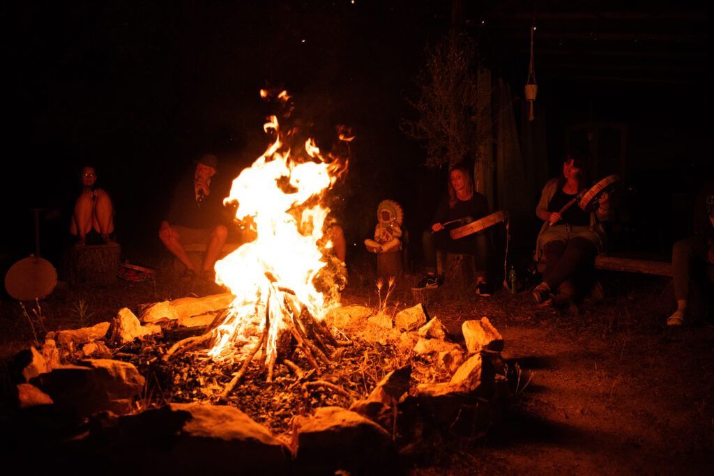 Filles et Fils de la Terre — retraite holistique dans le Var : pourquoi cette année plus que jamais 2 Cérémonie du feu en retraite holistique dans le Var, Domaine d'Avalon Lorgues