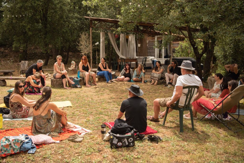 Filles et Fils de la Terre — retraite holistique dans le Var : pourquoi cette année plus que jamais 1 grand cercle de participants lors de la retraite holistique Filles et Fils de la Terre dans le Var