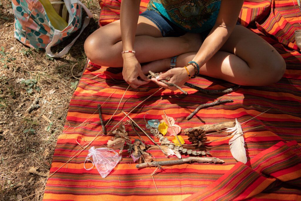 Filles et Fils de la Terre — retraite holistique dans le Var : pourquoi cette année plus que jamais 11 Participante en atelier de reconnexion aux éléments de la nature lors de la retraite holistique Filles et Fils de la Terre dans le Var