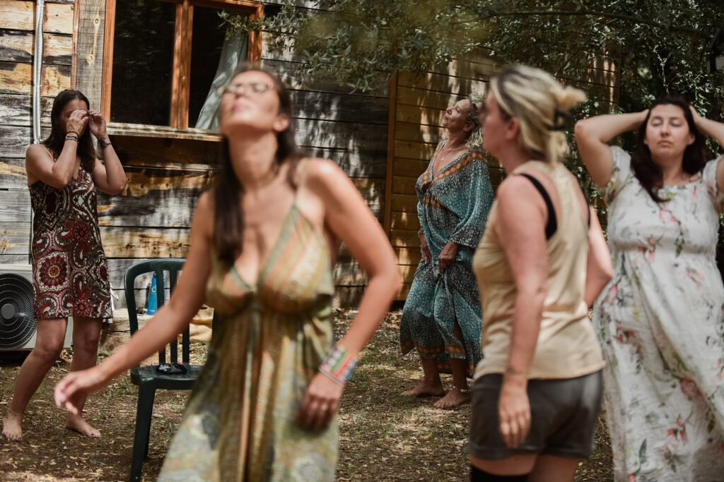 Filles et Fils de la Terre — retraite holistique dans le Var : pourquoi cette année plus que jamais 4 Atelier dans l'énergie sauvage lors de la retraite holistique dans le Var, libération par le mouvement et la danse