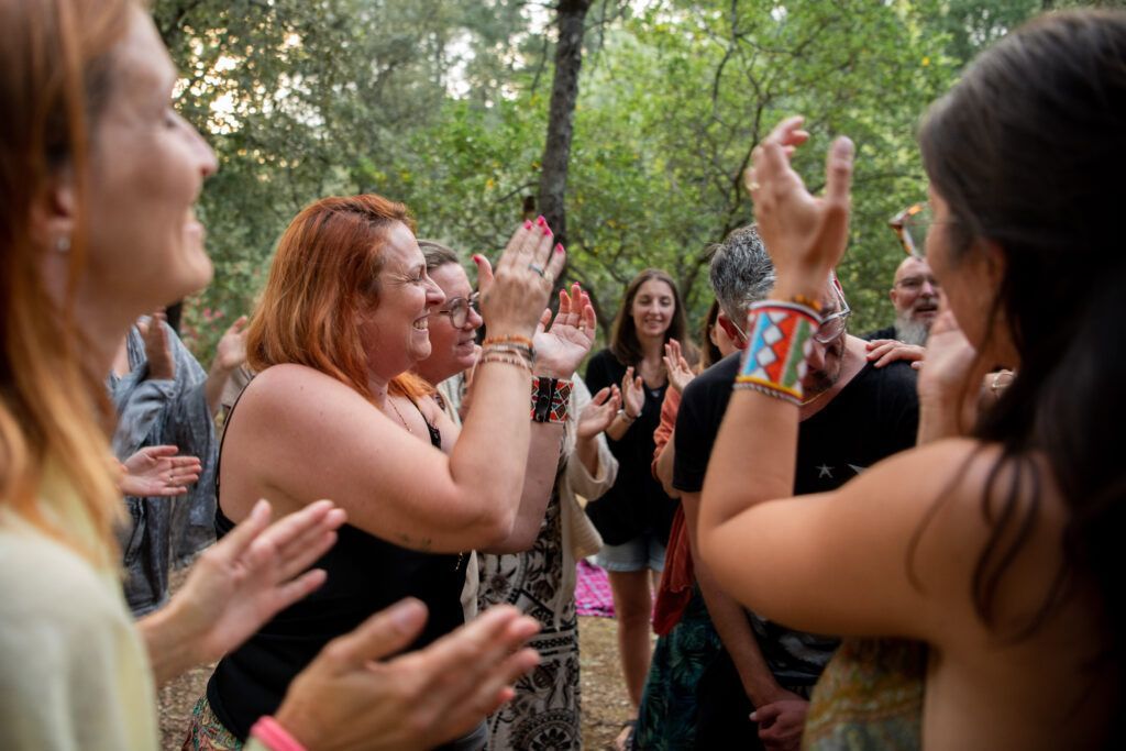 Filles et Fils de la Terre — retraite holistique dans le Var : pourquoi cette année plus que jamais 3 Moment de joie et de célébration collective en retraite holistique dans le Var