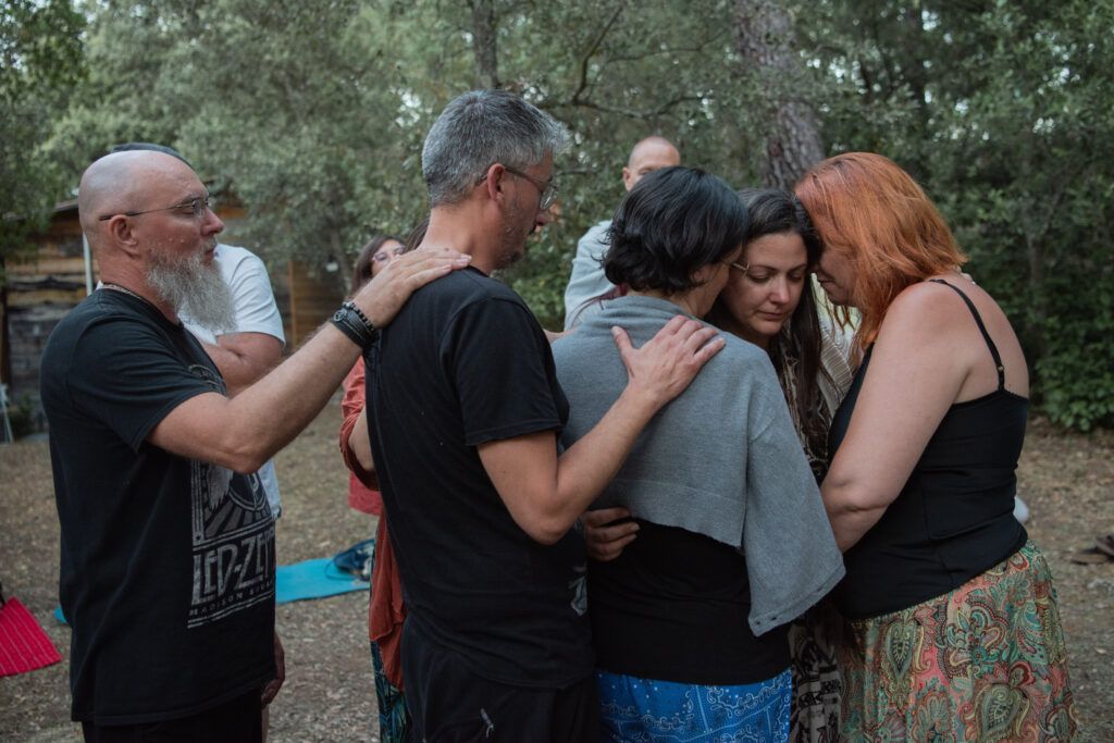 Filles et Fils de la Terre — retraite holistique dans le Var : pourquoi cette année plus que jamais 5 moment de soutien émotionnel collectif lors d'un atelier thérapeutique en retraite holistique dans le Var