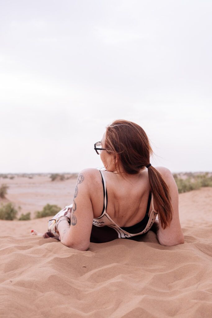 Retraite intergénérationnelle désert Maroc : le témoignage de ma maman sur Graine d'Human 3 moment de connexion et de silence dans le sable du désert du Sahara lors de la retraite initiatique