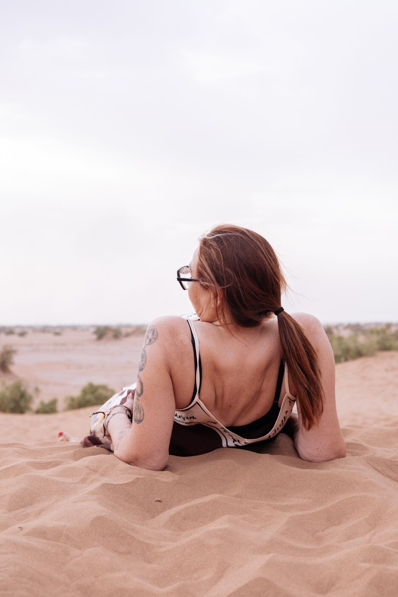 moment de connexion et de silence dans le sable du désert du Sahara lors de la retraite initiatique