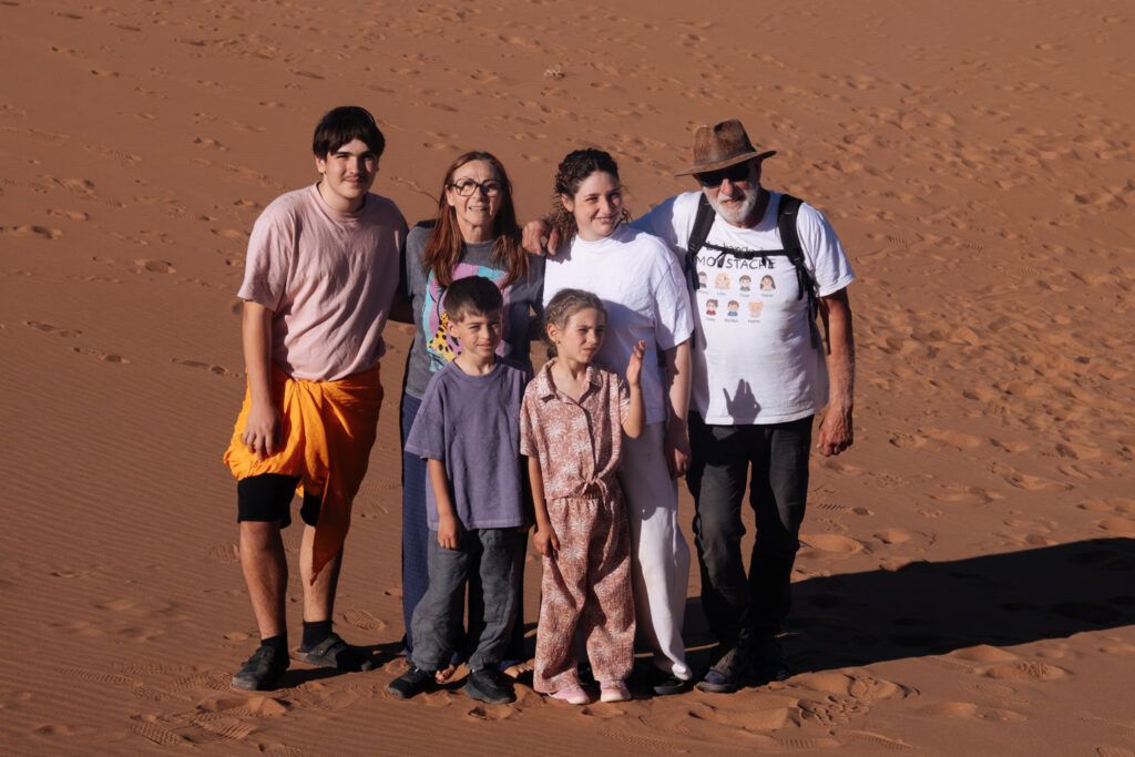 Retraite intergénérationnelle désert Maroc : le témoignage de ma maman sur Graine d'Human 2 Grand-mère et grands-parents avec leurs petits-enfants dans les dunes du Sahara lors de la retraite intergénérationnelle Graine d'Human au Maroc
