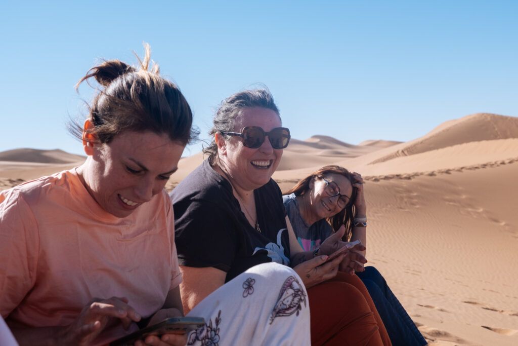 Retraite intergénérationnelle désert Maroc : le témoignage de ma maman sur Graine d'Human 7 Rires et partage entre femmes dans les dunes du Sahara lors de la retraite intergénérationnelle désert Maroc Graine d'Human