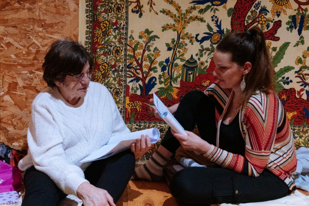 Retraite Famille Var 2027 : pourquoi je porte cette retraite seule, et ce qu'elle a changé dans ma propre famille 4 Retraite famille Var, deux participantes lisant ensemble une lettre pendant un atelier