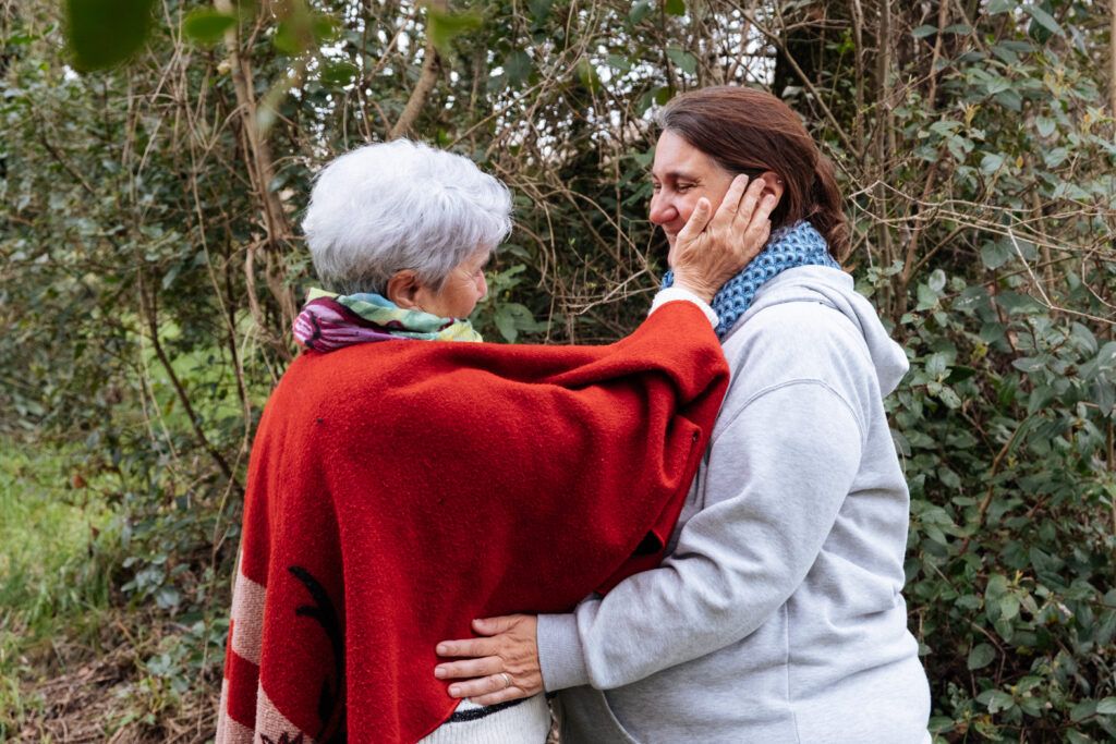 Retraite Famille Var 2027 : pourquoi je porte cette retraite seule, et ce qu'elle a changé dans ma propre famille 3 Retraite famille Var, moment de tendresse entre une mère et sa fille en pleine nature