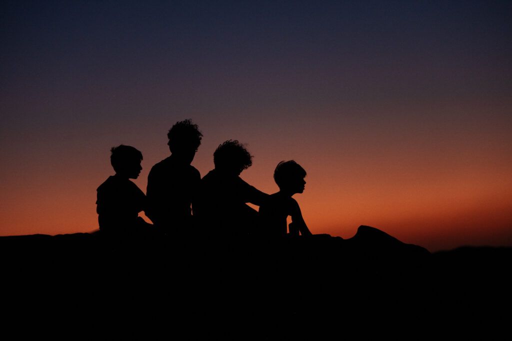Culpabilité maternelle : confessions d'une mère imparfaite 5 Culpabilité maternelle et fratrie réunie au coucher du soleil pendant une retraite