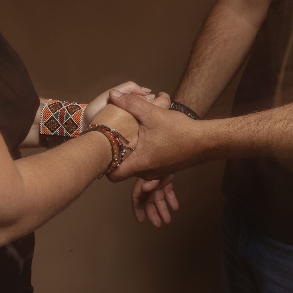 Argent dans le couple : pourquoi chez nous, c'est un non-sujet 1 Argent dans le couple : mains liées, symbole d'une équipe plutôt que d'un calcul