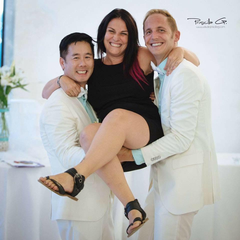 Entreprendre sans s’épuiser : ce que Manue-Rêva m’a appris de la réussite 4 Emmanuelle de Manue-Rêva portée avec complicité par deux mariés pendant leur mariage