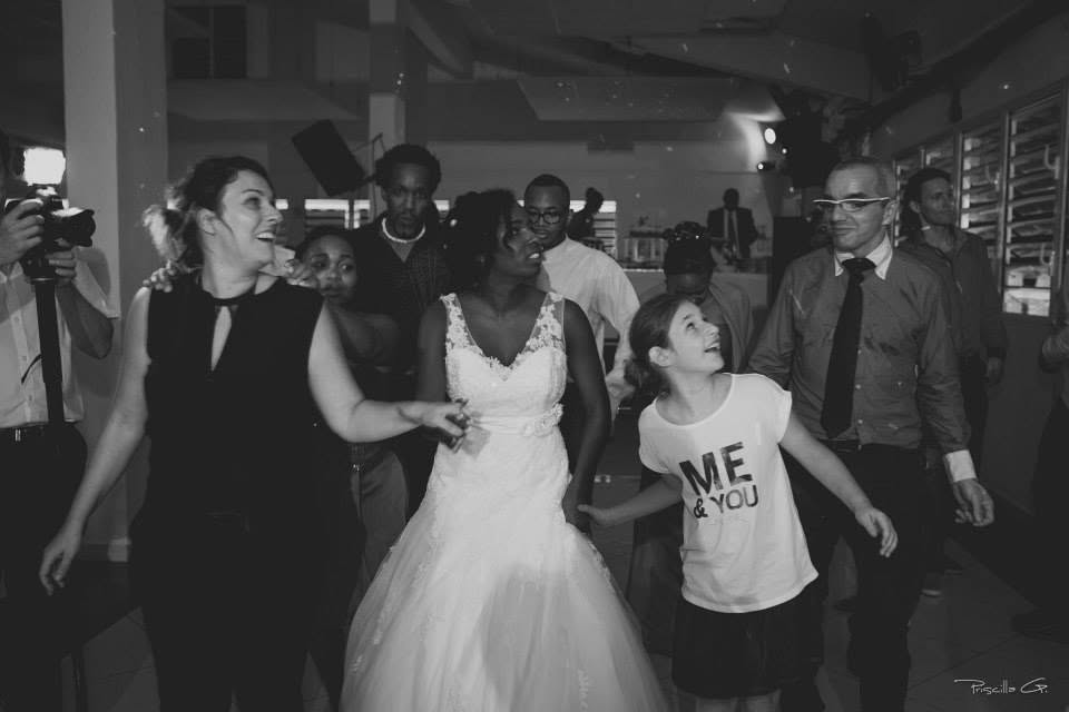 Entreprendre sans s’épuiser : ce que Manue-Rêva m’a appris de la réussite 5 Une mariée danse avec ses invités pendant une soirée de mariage organisée par Manue-Rêva