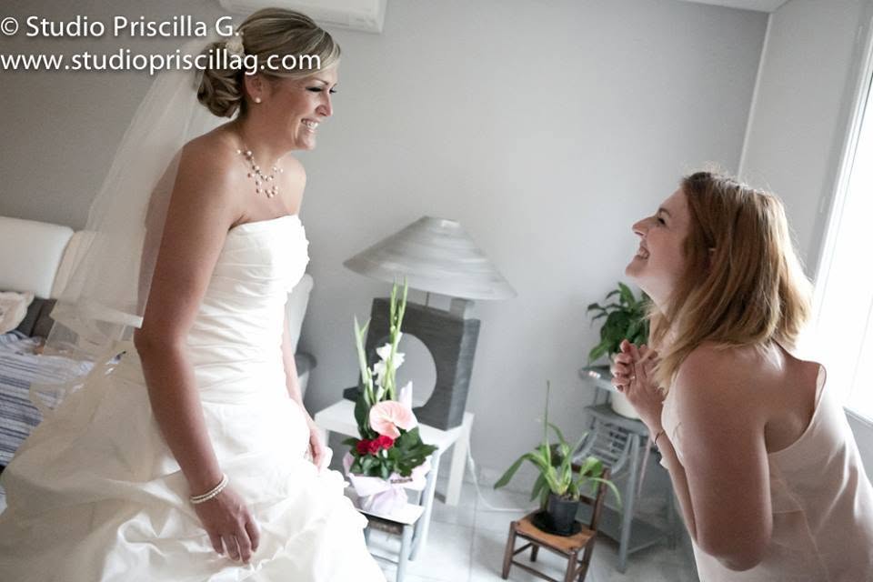 Entreprendre sans s’épuiser : ce que Manue-Rêva m’a appris de la réussite 2 Emmanuelle accompagne une mariée pendant ses préparatifs avec proximité et bonne humeur