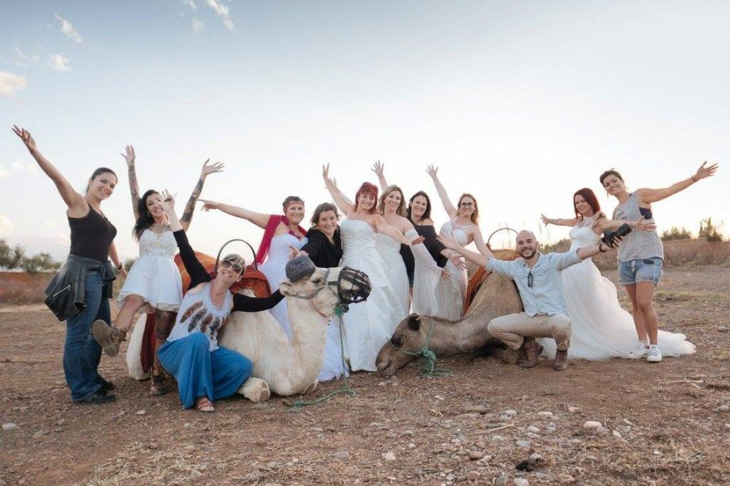 Entreprendre sans s’épuiser : ce que Manue-Rêva m’a appris de la réussite 8 Groupe de mariées participant à un Trash Dress collectif organisé par Manue-Rêva à Marrakech