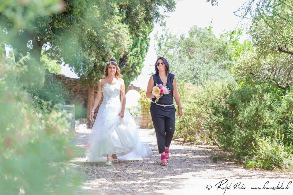 Entreprendre sans s’épuiser : ce que Manue-Rêva m’a appris de la réussite 6 Emmanuelle marche aux côtés d’une mariée pendant l’organisation de sa journée de mariage