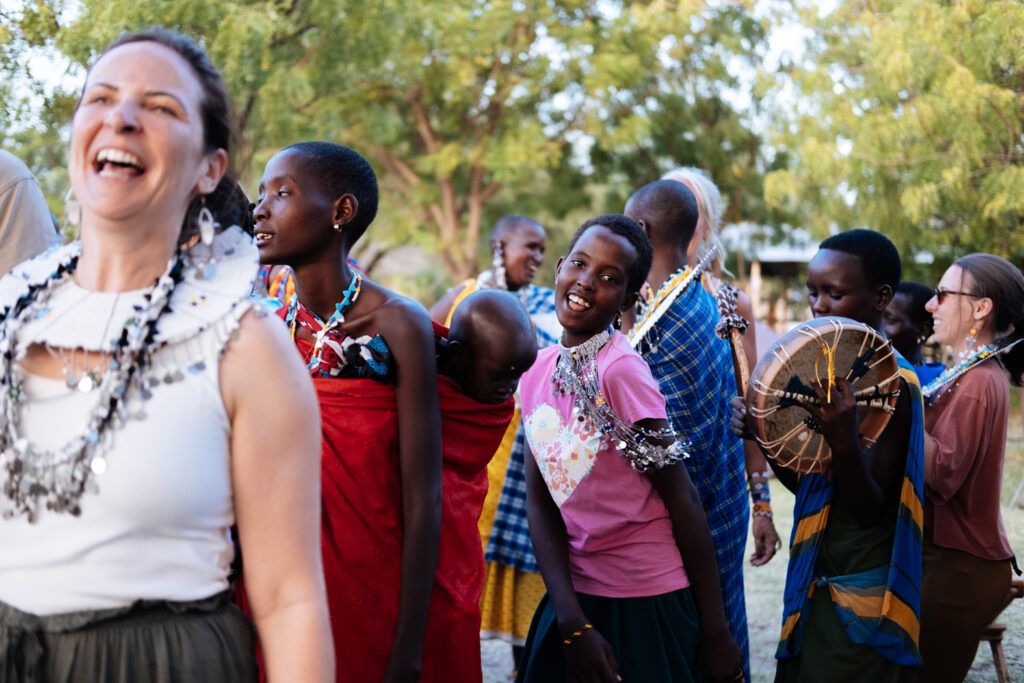 Voyage initiatique en Afrique : le témoignage de Cindy, partie seule se retrouver en Tanzanie 3 Danse et célébration collective entre participants de la retraite HUMAN et membres du peuple Maasaï en Tanzanie, voyage initiatique en Afrique