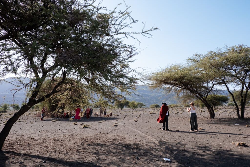 Voyage initiatique en Afrique : le témoignage de Cindy, partie seule se retrouver en Tanzanie 7 Groupe de participants et guides Maasaï dans le désert de lave autour du lac Natron, voyage initiatique en Afrique avec la retraite HUMAN