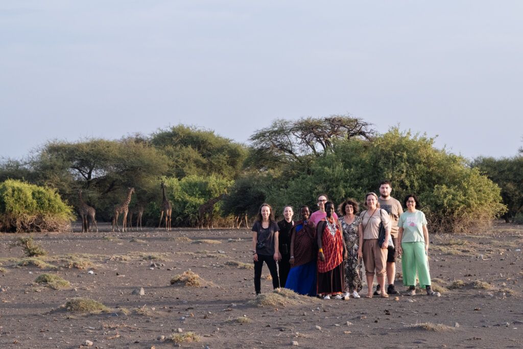 Voyage initiatique en Afrique : le témoignage de Cindy, partie seule se retrouver en Tanzanie 2 Le groupe de la retraite HUMAN réuni au camp en Tanzanie au coucher du soleil lors d'un voyage initiatique en Afrique