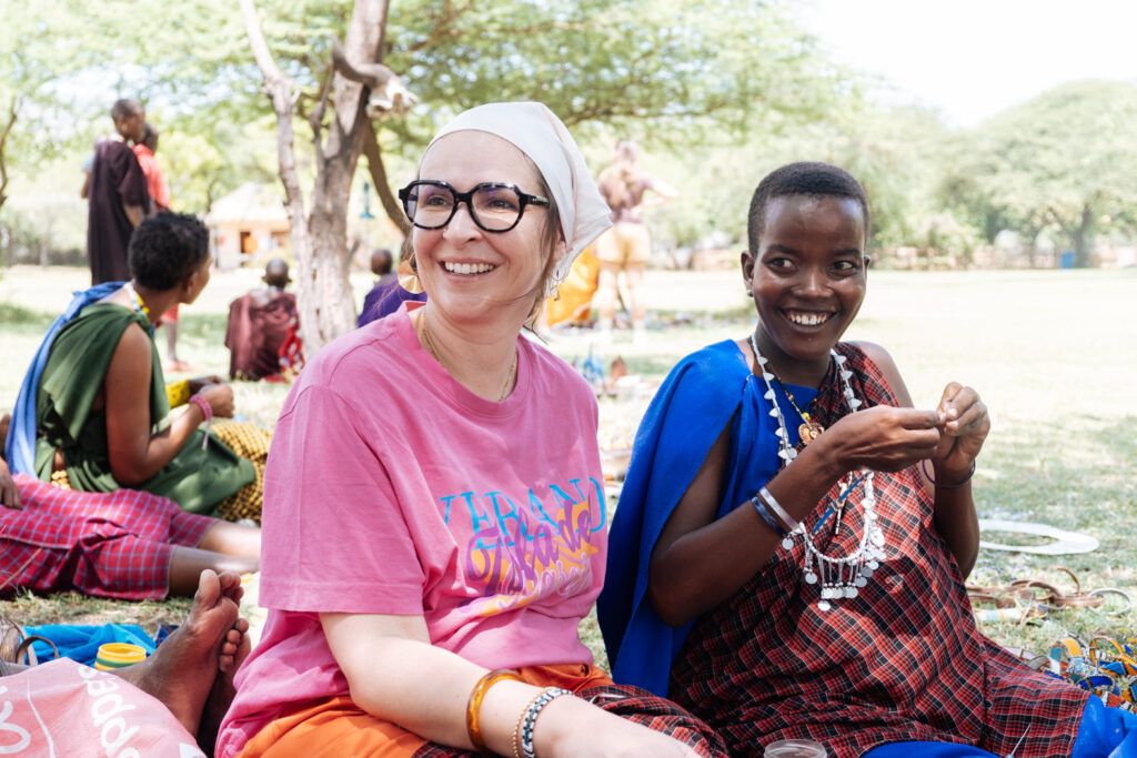 Rencontre entre une participante de la retraite HUMAN et une femme Maasaï en Tanzanie, voyage initiatique en Afrique