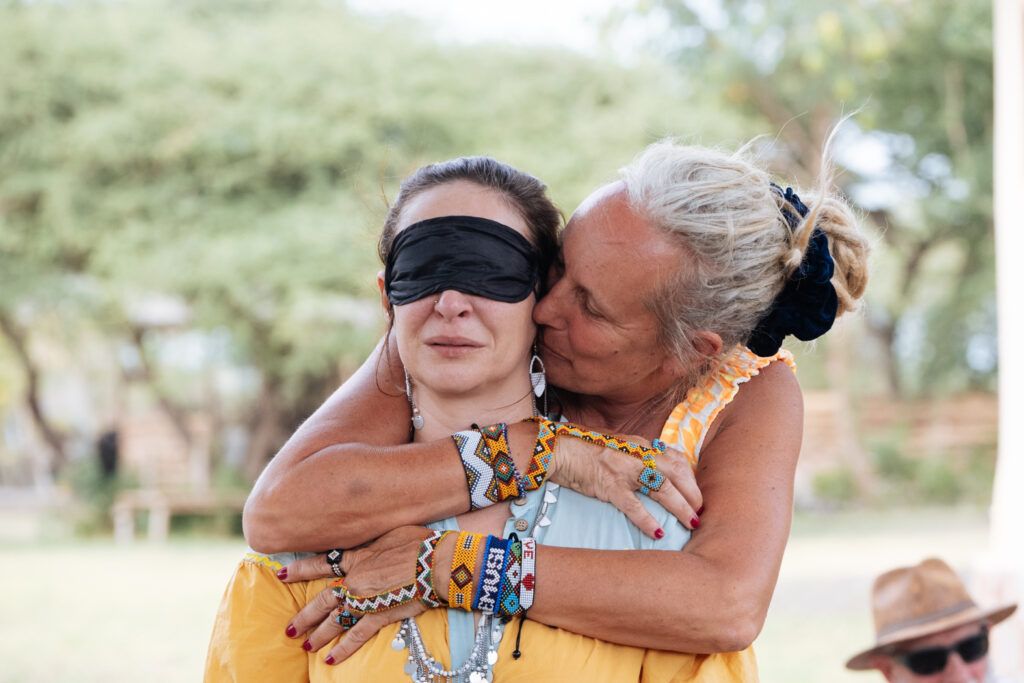 Voyage initiatique en Afrique : le témoignage de Cindy, partie seule se retrouver en Tanzanie 6 Moment de lâcher-prise et d'émotion lors d'un atelier thérapeutique de la retraite HUMAN en Tanzanie, voyage initiatique en Afrique