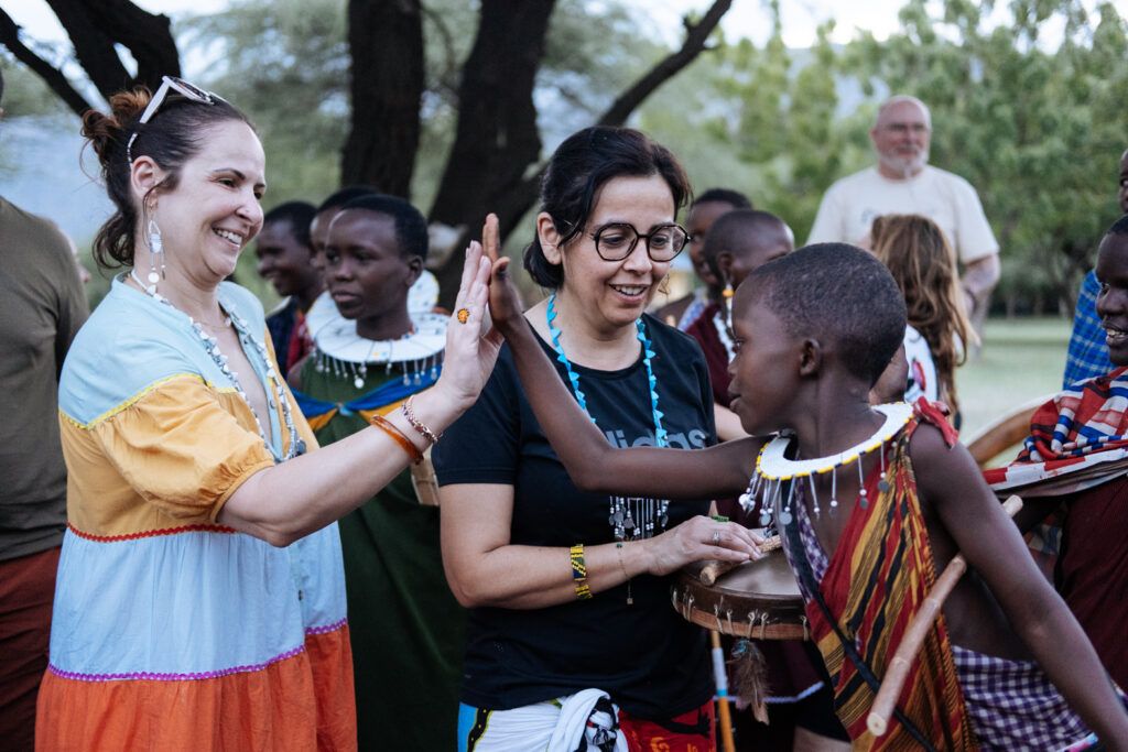 Voyage initiatique en Afrique : le témoignage de Cindy, partie seule se retrouver en Tanzanie 9 Échange et rires entre participants de la retraite HUMAN et enfants Maasaï en Tanzanie lors d'un voyage initiatique en Afrique