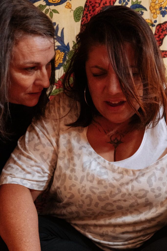 Se sentir légitime en tant que thérapeute : tu n’as peut-être pas besoin d’une formation de plus 3 Accompagnante pleinement présente auprès d’une femme traversant une émotion intense