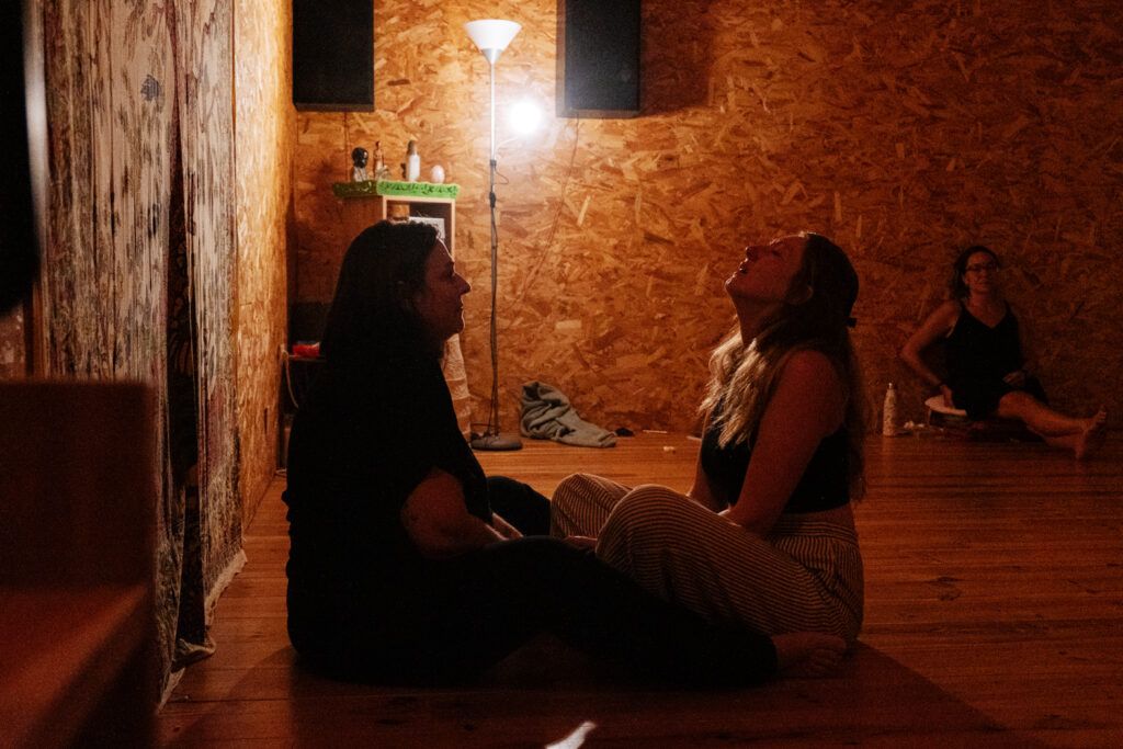 Se sentir légitime en tant que thérapeute : tu n’as peut-être pas besoin d’une formation de plus 2 Deux femmes assises face à face pendant une expérience corporelle en formation pour thérapeutes