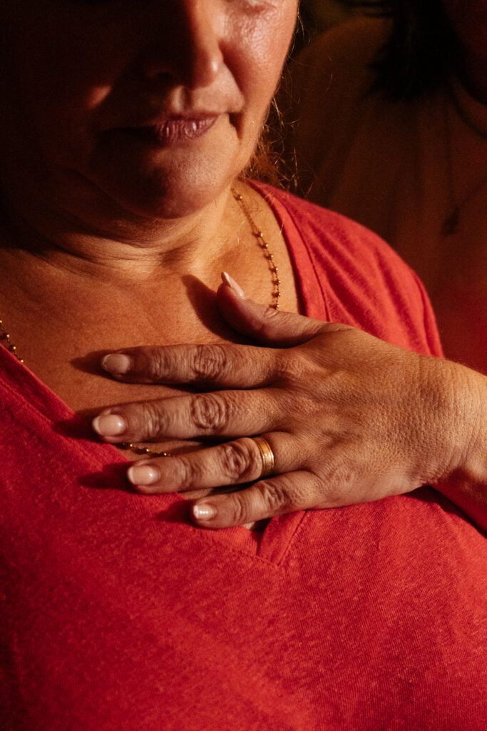 Je suis devenue extrémiste face à la médiocrité humaine 3 Une femme pose la main sur son cœur pendant un temps d’écoute de soi en retraite thérapeutique