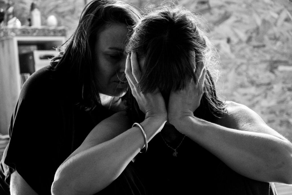 Je suis devenue extrémiste face à la médiocrité humaine 5 Une femme soutient une participante traversant une émotion pendant la retraite Cœur de Flamme